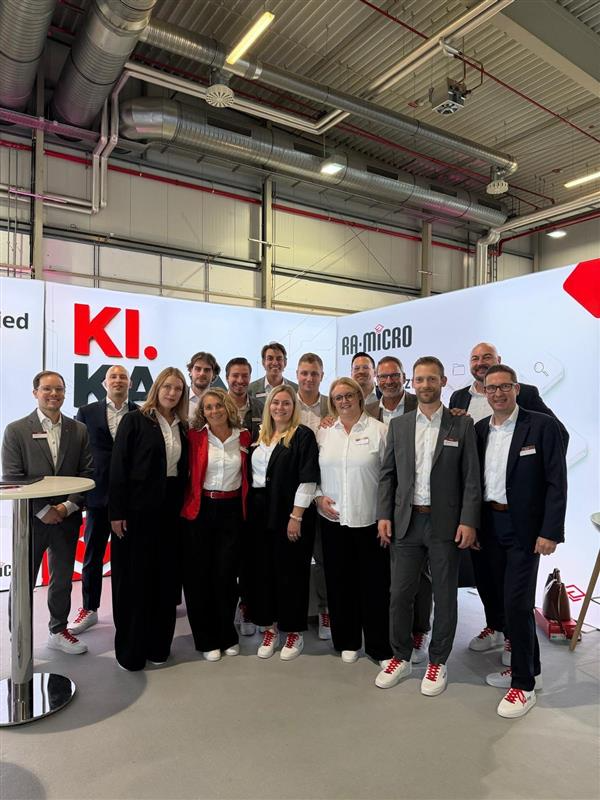 Team von RA-MICRO Köln am Messestand der RA EXPO 2026 in Köln