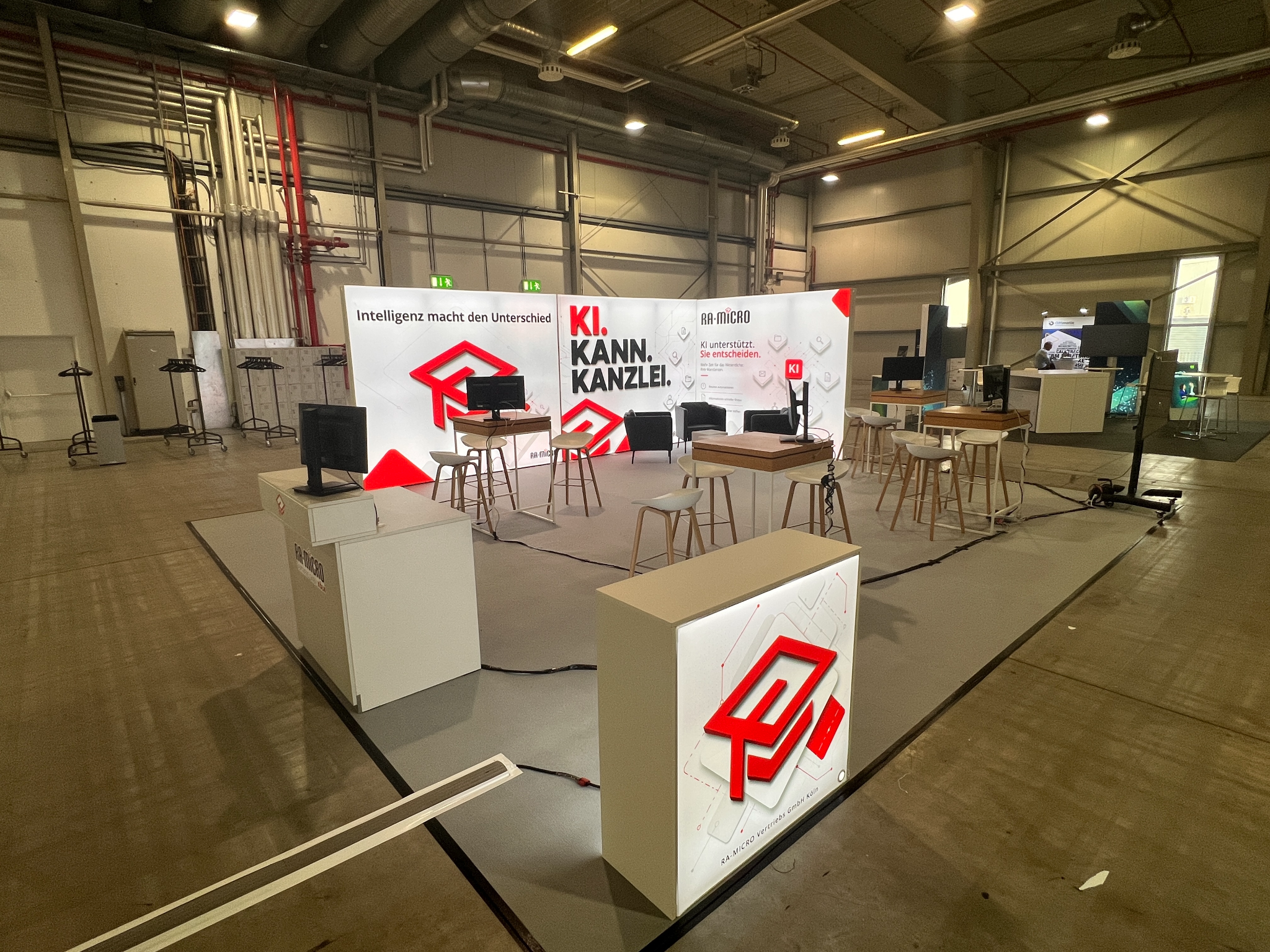 Gesamtansicht des RA-MICRO Köln Messestands auf der RA EXPO 2026